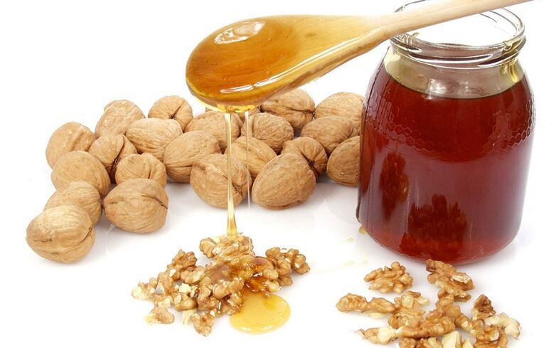 Walnuts with honey a simple and tasty dish that helps to cope with impotence